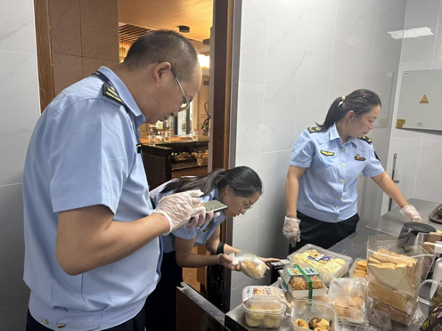 丹桂飄香迎雙節，食安守護正當時——騰沖市市場監督管理局強化餐飲管理